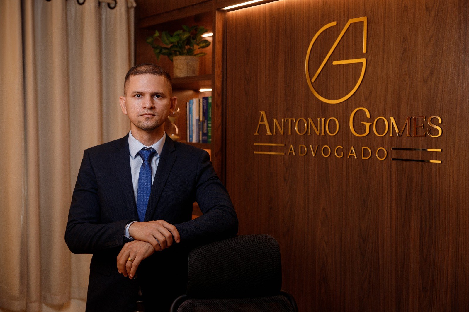 Antonio Gomes em ambiente profissional do escritório